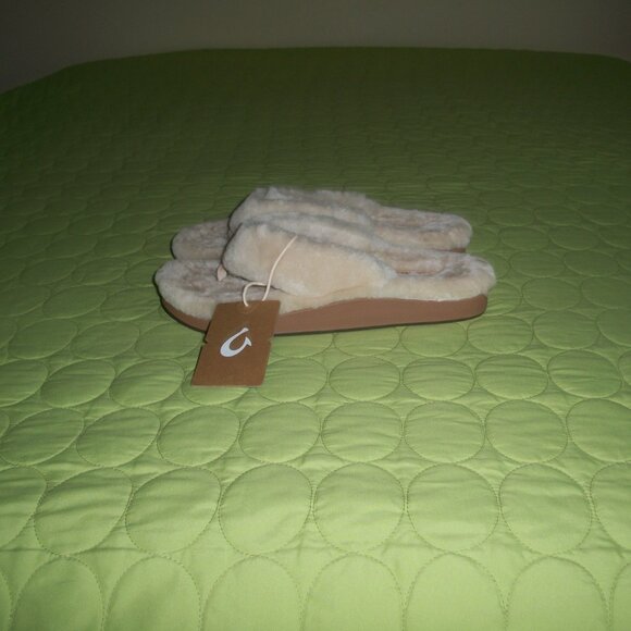 NWT OluKai Kipea Heu Flip Flop, Fluffy Shearling Foam Bed Thong Slippers/Sandals - Picture 3 of 12